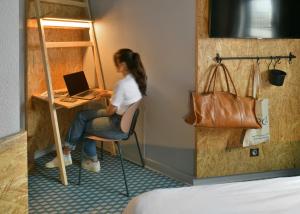 TV a/nebo společenská místnost v ubytování Birgit Hôtel Le Havre Centre