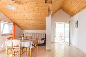 - une salle à manger avec une table et des chaises dans l'établissement House Motar, à Ždrelac