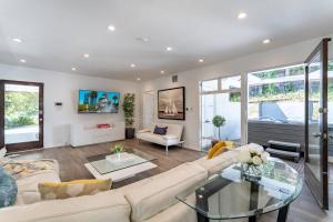 een woonkamer met een bank en een tafel bij Multiview Manor in Los Angeles