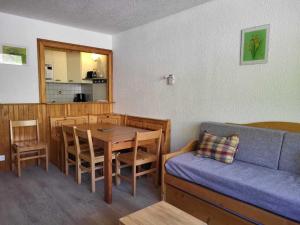 a living room with a table and a couch at Appartement Tignes, 2 pièces, 6 personnes - FR-1-449-108 in Tignes