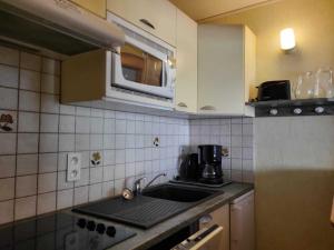 Appartement Tignes, 2 pièces, 6 personnes - FR-1-449-108にあるキッチンまたは簡易キッチン