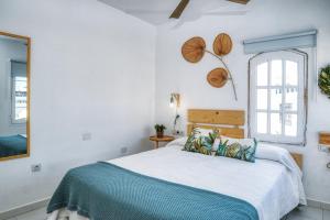 een slaapkamer met een bed en een raam bij Chez Carmen Allegranza - Pool View - By Lanzarote Vacation Homes in Puerto del Carmen
