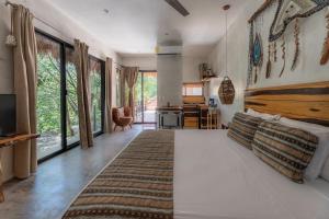 Postel nebo postele na pokoji v ubytování Trece Lunas Tulum - Enchanted Resort + 37 fotografií