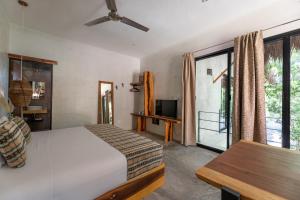 TV a/nebo společenská místnost v ubytování Trece Lunas Tulum - Enchanted Resort