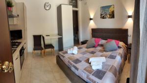 um quarto com uma cama, uma mesa e uma cozinha em Sea Garden Rooms em Termoli