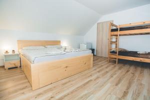 Katil dua tingkat atau katil-katil dua tingkat dalam bilik di Apartma pri Boštjanu
