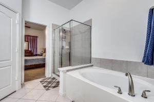 Ένα μπάνιο στο Beautiful 2 story luxury home in an upscale area! +11 φωτογραφίες