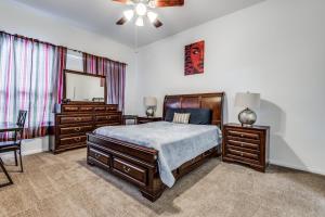 Ένα ή περισσότερα κρεβάτια σε δωμάτιο στο Beautiful 2 story luxury home in an upscale area!