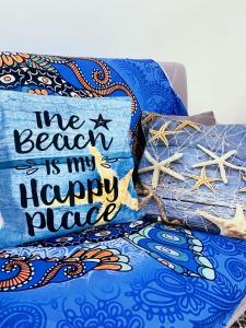 a pillow that says ive been is my happy place at Ariel in La Spezia