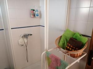 y baño con ducha, cesta y toallas. en Estudio Brisa Canaria, en Playa del Hombre