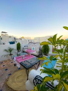d'une terrasse avec une table et un canapé sur un balcon. dans l'établissement DAR ADIL KASBAH, à Tanger