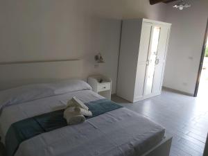 un dormitorio con una cama con un animal de peluche en Il Siriaco, en Calatabiano
