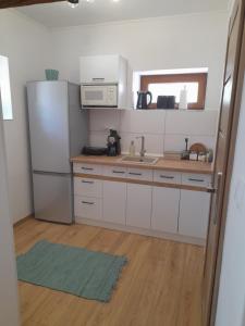 cocina con nevera y fregadero en Kaland apartman II., en Sátoraljaújhely