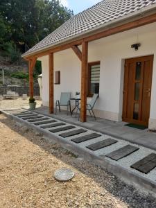 dom z werandą i patio w obiekcie Kaland apartman II. w mieście Sátoraljaújhely