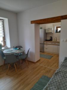 um quarto com uma mesa e cadeiras e uma cozinha em Kaland apartman II. em Sátoraljaújhely