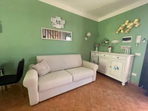 uma sala de estar com um sofá e uma mesa em Sardegna Holiday house em Santa Maria