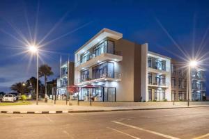 een gebouw met twee straatverlichting ervoor bij Flamingo Villas Boutique Hotel in Walvis Bay