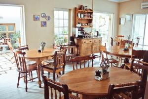 comedor con mesas y sillas de madera en Mountain Manor Guest House & Executive Suites, en Ciudad del Cabo