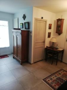 Appartement de plain pied dans la verdure في Yerres: غرفة مع باب وطاولة مع مصباح