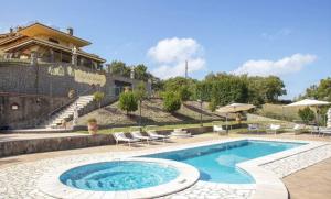 una piscina frente a una casa en Belvedere del lago, en Montefiascone