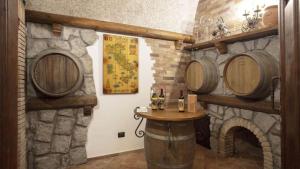 una sala de cata de vinos con barriles y una mesa en Belvedere del lago, en Montefiascone