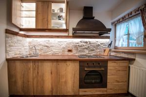 Køkken eller tekøkken på Apartments Berna + 22 billeder