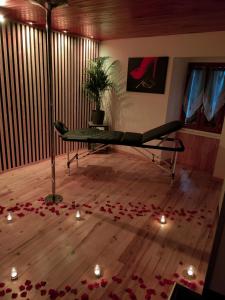 a room with flowers on the floor and a bench at La parenthèse coquine in Saurier