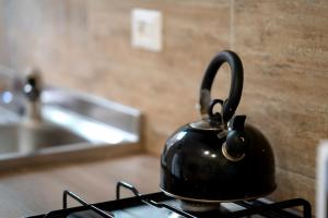 une bouilloire à thé noir assise sur une cuisinière dans l'établissement Hemingway's Shelter, à La Spezia 17 autres photos