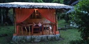 Taman di luar Nypa Style Resort Camiguin