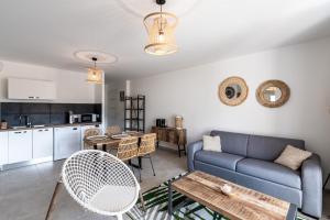 ein Wohnzimmer mit einem Sofa und einem Tisch in der Unterkunft Pietra in Calvi