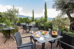 einen Tisch mit Obst auf der Terrasse in der Unterkunft Hotel Linger in Appiano sulla Strada del Vino