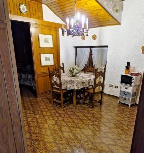 ein Esszimmer mit einem Tisch und Stühlen in einem Zimmer in der Unterkunft Affittimoderni Castione della Presolana - CAPR01 in Castione della Presolana