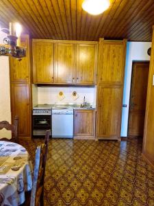 Køkken eller tekøkken på Affittimoderni Castione della Presolana - CAPR01