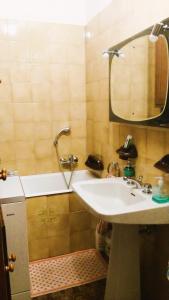 ein Badezimmer mit einem Waschbecken, einem Spiegel und einer Badewanne in der Unterkunft Affittimoderni Castione della Presolana - CAPR01 in Castione della Presolana