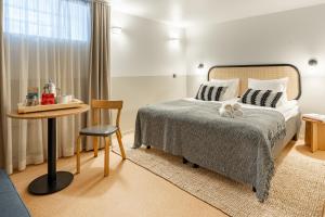 una camera da letto con un letto, un tavolo e una sedia di Bob W Kluuvi a Helsinki