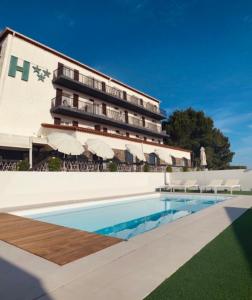 Bazén v ubytování Hôtel Le Belvedere nebo v jeho okolí