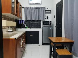 Кухня или мини-кухня в Casita Mia - Guest House for 9pax with WIFI, NETFLIX, YOUTUBE, KARAOKE, CAN COOK and BBQ
