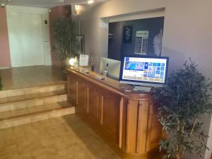 Vstupní hala nebo recepce v ubytování Logis Hotel Le Lonca