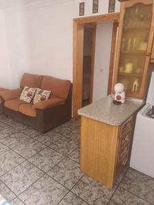 ein Wohnzimmer mit einem Sofa und einer Theke in der Unterkunft Apartamento Mari in Agua Amarga