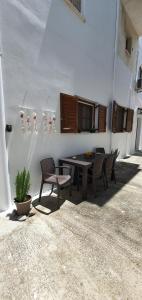 un patio avec une table et des chaises dans un bâtiment dans l'établissement Eleni's Place, à Naxos Chora