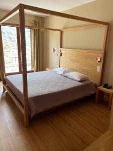 Кровать или кровати в номере Logis Hotel Le Lonca