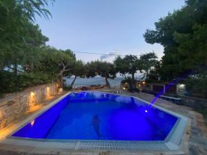 Bazén v ubytování Kineta luxury House nebo v jeho okolí