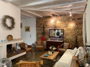 TV a/nebo společenská místnost v ubytování Kineta luxury House