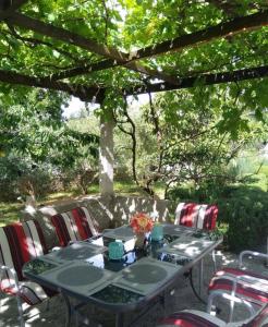 a table and chairs sitting under a pergola at Apartman Sutivan in Sutivan
