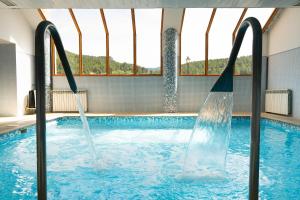 ein Hallenbad mit Wasserrutsche in der Unterkunft Hotel Xauen in Montanejos
