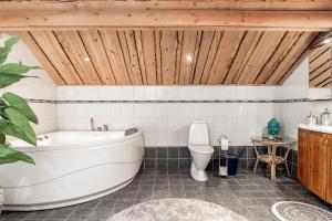Ein Badezimmer in der Unterkunft Luxurious Log House - Gränsfors 354