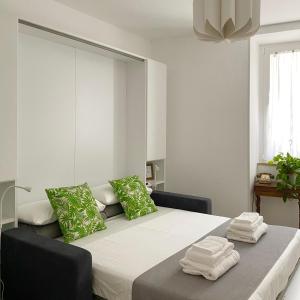 - une chambre avec un grand lit et des oreillers verts dans l'établissement Casa Vita Scilla, à Scilla