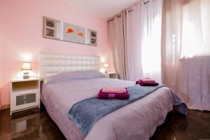 ein Schlafzimmer mit einem Bett mit zwei Handtüchern darauf in der Unterkunft Sea Front Costa Adeje Bungalow in Adeje + 26 Fotos