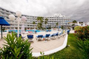 ein großes Kreuzfahrtschiff mit Liegestühlen und einem Pool in der Unterkunft Sea Front Costa Adeje Bungalow in Adeje