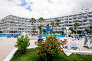 ein großes Hotel mit Pool und Resort in der Unterkunft Sea Front Costa Adeje Bungalow in Adeje